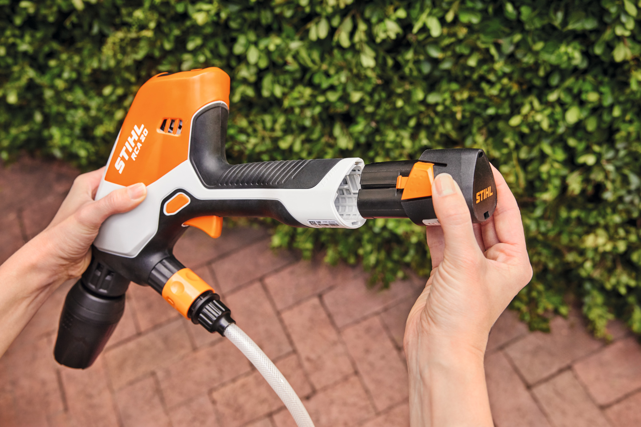 RCA 20 Cordless Handheld Pressure Washer with 2x AS 2 battery and AL 1 charger