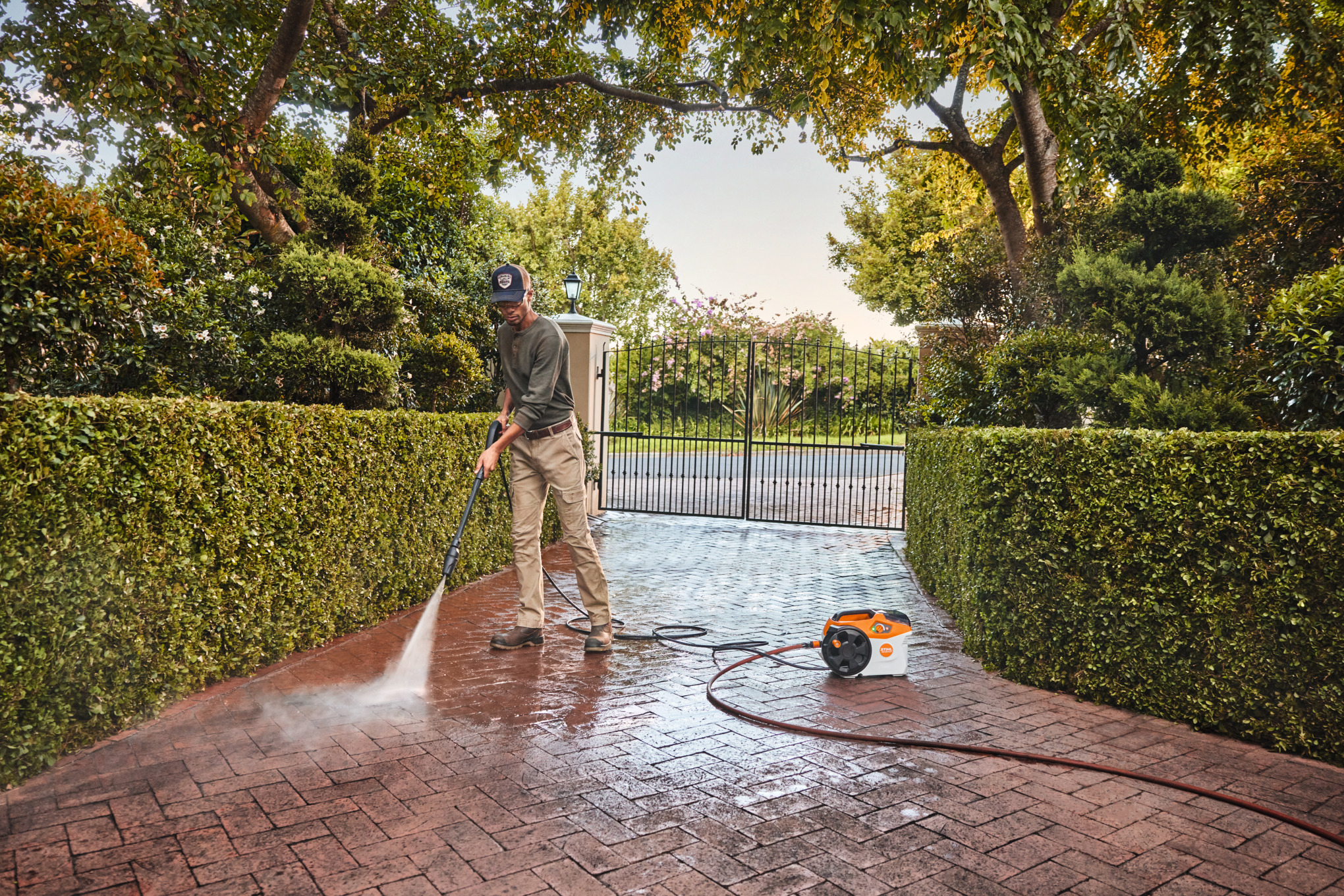 REA 100 PLUS Cordless Pressure Washer